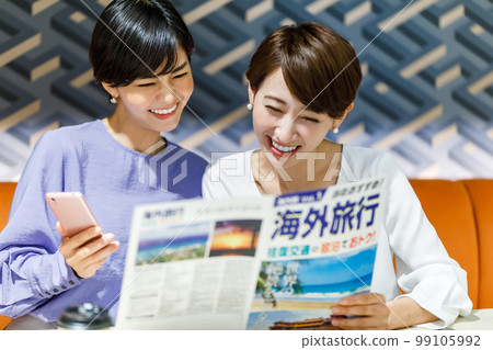 一邊看海外旅行手冊一邊制定計劃的女性 攝影合作：WEEK 柴大門（Sun Frontier Fudousan） 99105992