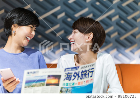 一邊看海外旅行手冊一邊制定計劃的女性 攝影合作：WEEK 柴大門（Sun Frontier Fudousan） 99106723