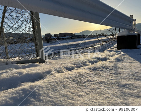 Snow, fences, and animal perspectives Snow, fences, and animal perspectives 99106807