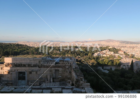 從雅典衛城山看到的雅典門和布勒 從雅典衛城山看到的雅典門和布勒 99106886