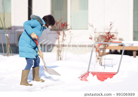 鏟雪的中年婦女 99106989