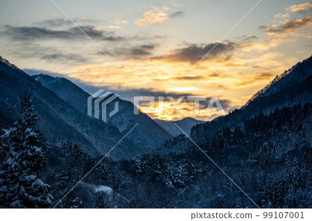 Sekiyama Pass mountain range in winter Sekiyama Pass mountain range in winter 99107001
