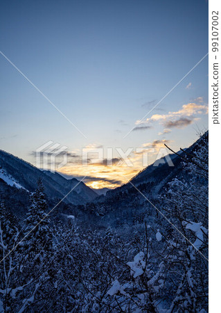 Sekiyama Pass mountain range in winter 99107002