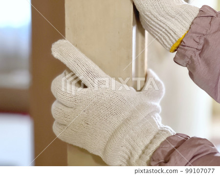 A gloved hand measuring the thickness of a wall 99107077