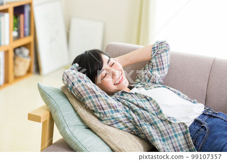 一個年輕的女人在沙發上放鬆 Relax Nap Break Nap 一個年輕的女人在沙發上放鬆 Relax Nap Break Nap 99107357