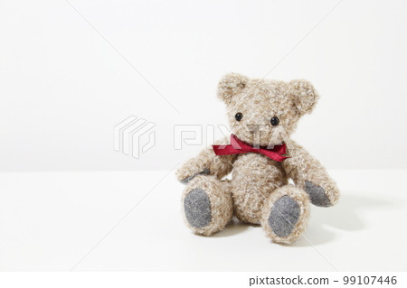 泰迪熊毛絨玩具熊（複製空間，白色背景） 99107446