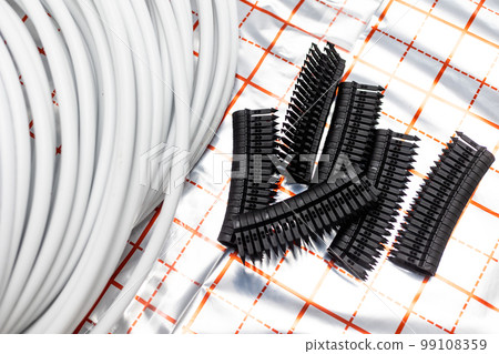Equipment for installing underfloor heating, stapler with plastic buckles or fixation and coiled water pipes, concept of heated floor 99108359