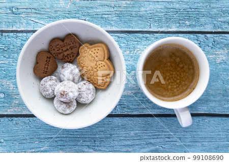 喝咖啡和餅乾的休息時間 99108690