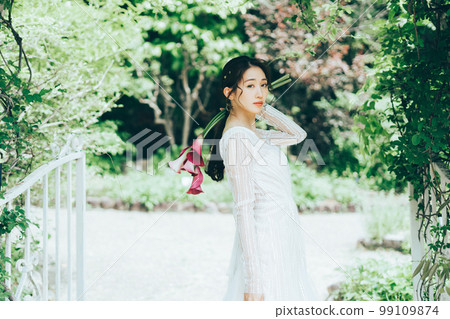 穿著婚紗的女人，帶著一束顏色 99109874