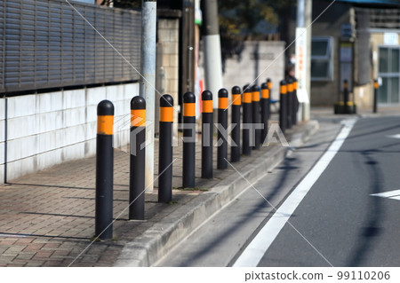 車輪停在人行道邊界圖像 99110206