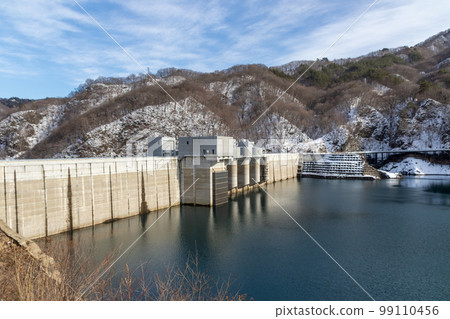 群馬縣長野原町雪中的雁波水壩 群馬縣長野原町雪中的雁波水壩 99110456