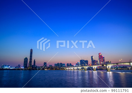 在日落時間拍攝的首爾汝矣島城市景觀 在日落時間拍攝的首爾汝矣島城市景觀 99111791