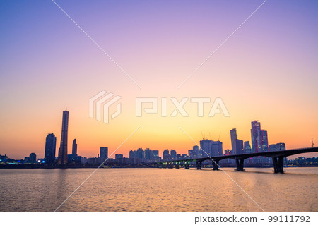 在日落時間拍攝的首爾汝矣島城市景觀 在日落時間拍攝的首爾汝矣島城市景觀 99111792