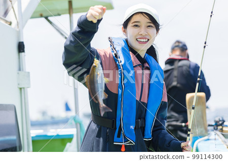 享受釣魚的可愛女人 99114300