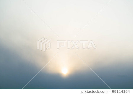 午後陽光朦朧，雲霧繚繞 99114364