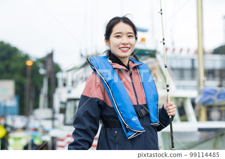 享受釣魚的可愛女人 99114485