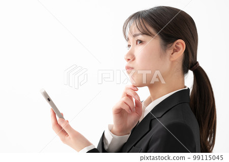 Business women smartphone worries 99115045
