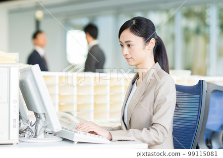 Business woman working in the office 99115081