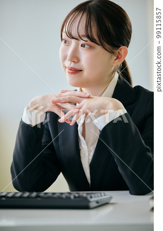 一位在辦公室工作的年輕女性 99115857