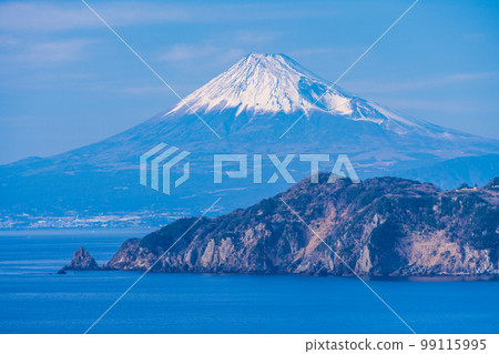 (Shizuoka Prefecture) Mt. Fuji over the coastline of Nishi-Izu 99115995