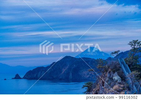 (靜岡縣)黃昏時從西伊豆黃金崎看到的富士山 (靜岡縣)黃昏時從西伊豆黃金崎看到的富士山 99116302