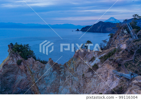 (Shizuoka Prefecture) Mt. Fuji seen from Nishiizu Koganezaki at dusk 99116304
