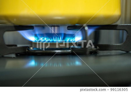 An image of heating a pot on a gas stove 99116305