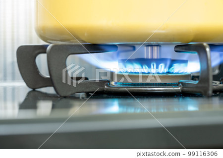 An image of heating a pot on a gas stove 99116306