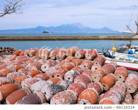 Many octopus pots and Mt. Unzen at Yumigahama Port (Kamiamakusa City, Kumamoto Prefecture) Many octopus pots and Mt. Unzen at Yumigahama Port (Kamiamakusa City, Kumamoto Prefecture) 99116334