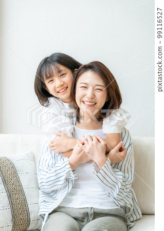 Parent and child, mother and child, living room, smile 99116527