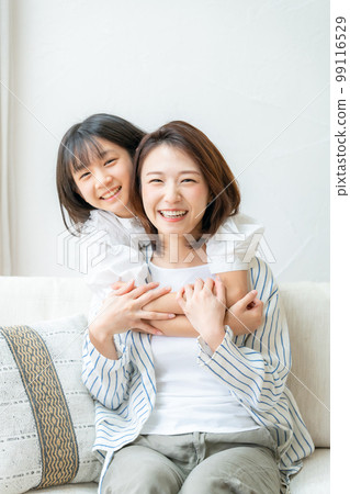 Parent and child, mother and child, living room, smile Parent and child, mother and child, living room, smile 99116529