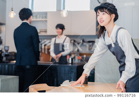 咖啡廳工作人員微笑著工作 咖啡廳工作人員微笑著工作 99116716