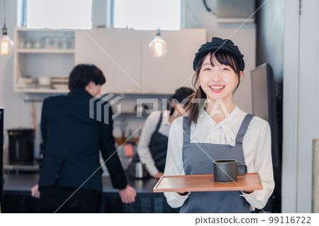 咖啡廳工作人員微笑著工作 咖啡廳工作人員微笑著工作 99116722