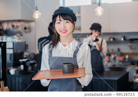 咖啡廳工作人員微笑著工作 99116723