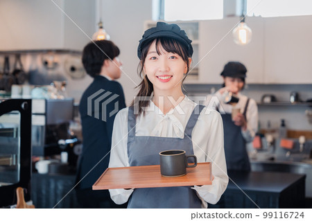 咖啡廳工作人員微笑著工作 咖啡廳工作人員微笑著工作 99116724