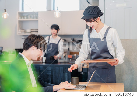 咖啡廳工作人員微笑著工作 咖啡廳工作人員微笑著工作 99116746