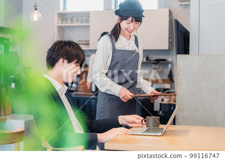 咖啡廳工作人員微笑著工作 咖啡廳工作人員微笑著工作 99116747