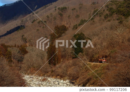 穿越群山的渡良瀨溪谷鐵道上的列車 穿越群山的渡良瀨溪谷鐵道上的列車 99117206