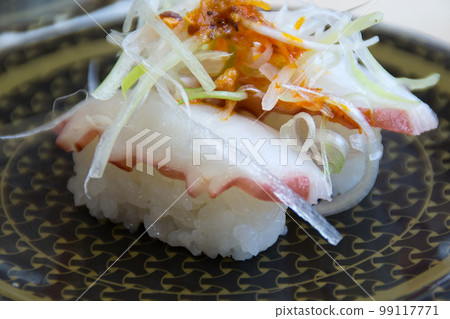 章魚壽司配辣油和蔥 99117771
