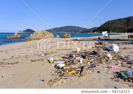 Marine debris washed ashore on a beautiful crystal beach 99118325