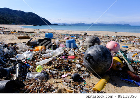 在美麗的水晶海灘上沖上岸的海洋垃圾 99118356