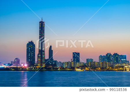 在日落時間拍攝的首爾汝矣島城市景觀 在日落時間拍攝的首爾汝矣島城市景觀 99118536