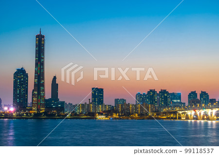 在日落時間拍攝的首爾汝矣島城市景觀 在日落時間拍攝的首爾汝矣島城市景觀 99118537