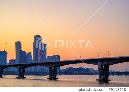 在日落時間拍攝的首爾汝矣島城市景觀 在日落時間拍攝的首爾汝矣島城市景觀 99118538