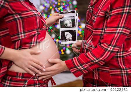 Close-up in profile on the torso of a man and woman expecting a baby. Close-up in profile on the torso of a man and woman expecting a baby. 99122381