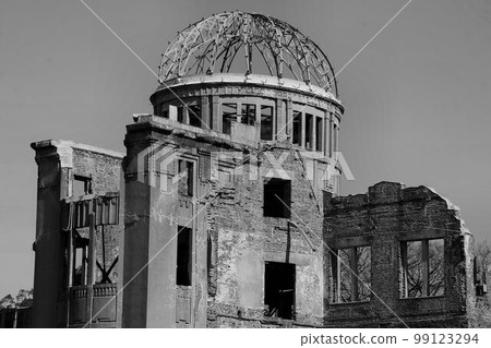 Atomic bomb dome that conveys the disaster of the atomic bombing to the present day 99123294