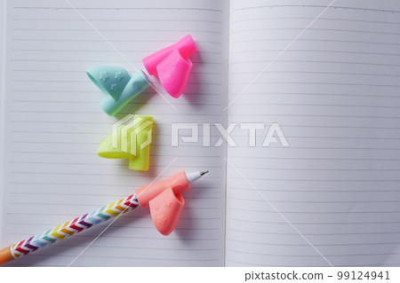 writing corrector pen holder postures grip on a notepad  99124941