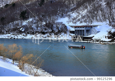 Winter Mogami River boat descent Winter Mogami River boat descent 99125296
