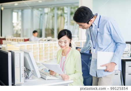 在辦公室工作的人 在辦公室工作的人 99125854