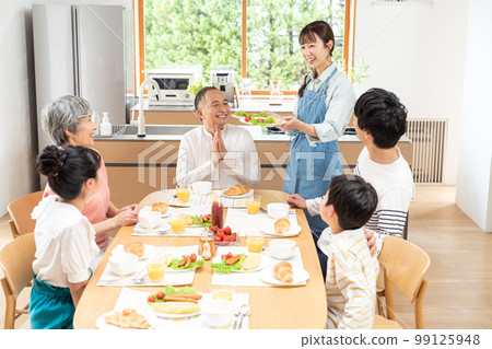 Three generations family to eat Three generations family to eat 99125948